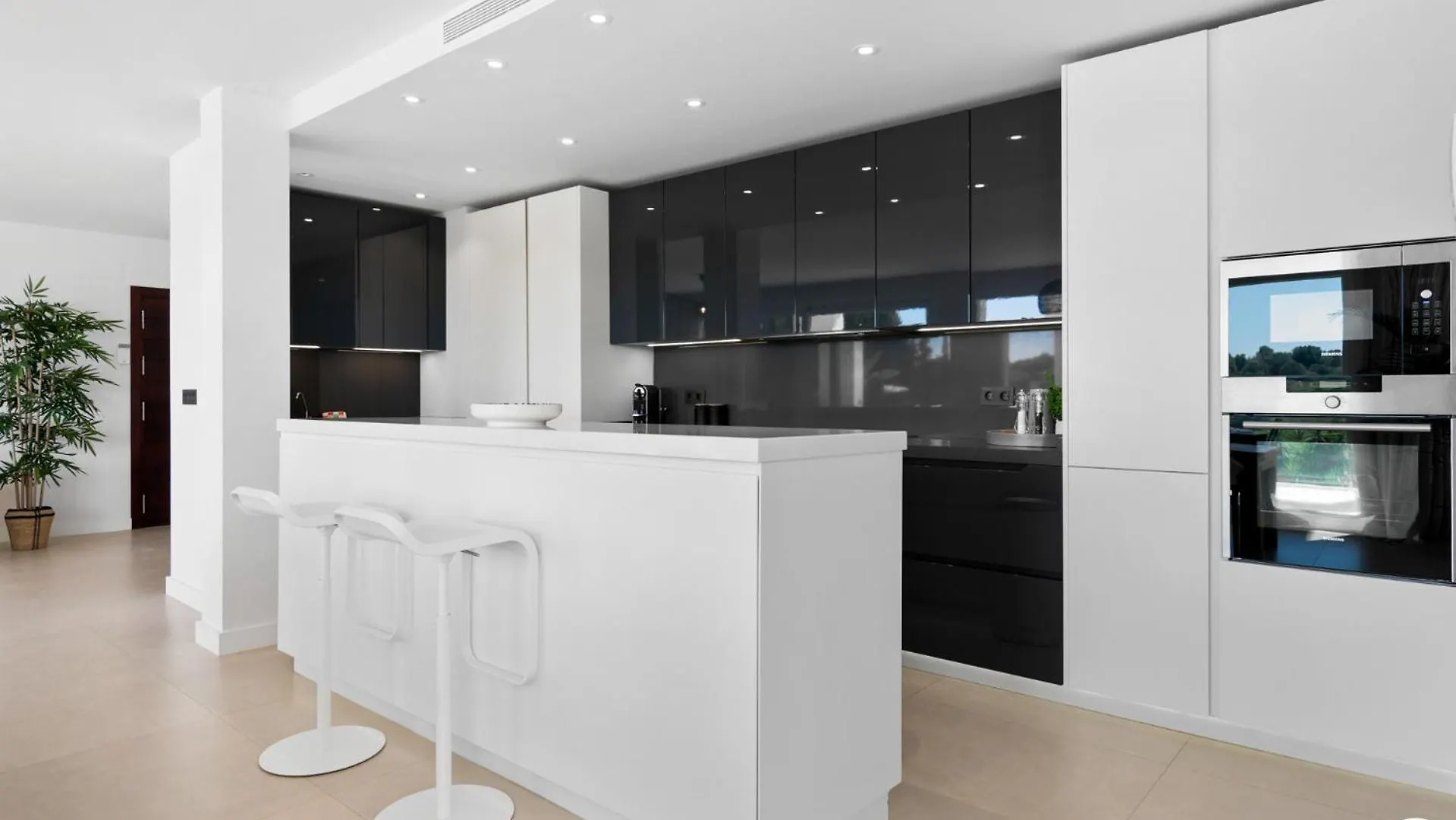 Vivi Homes -Villa Carat Pool, Cinema, Golf & Terrace Estepona Villa