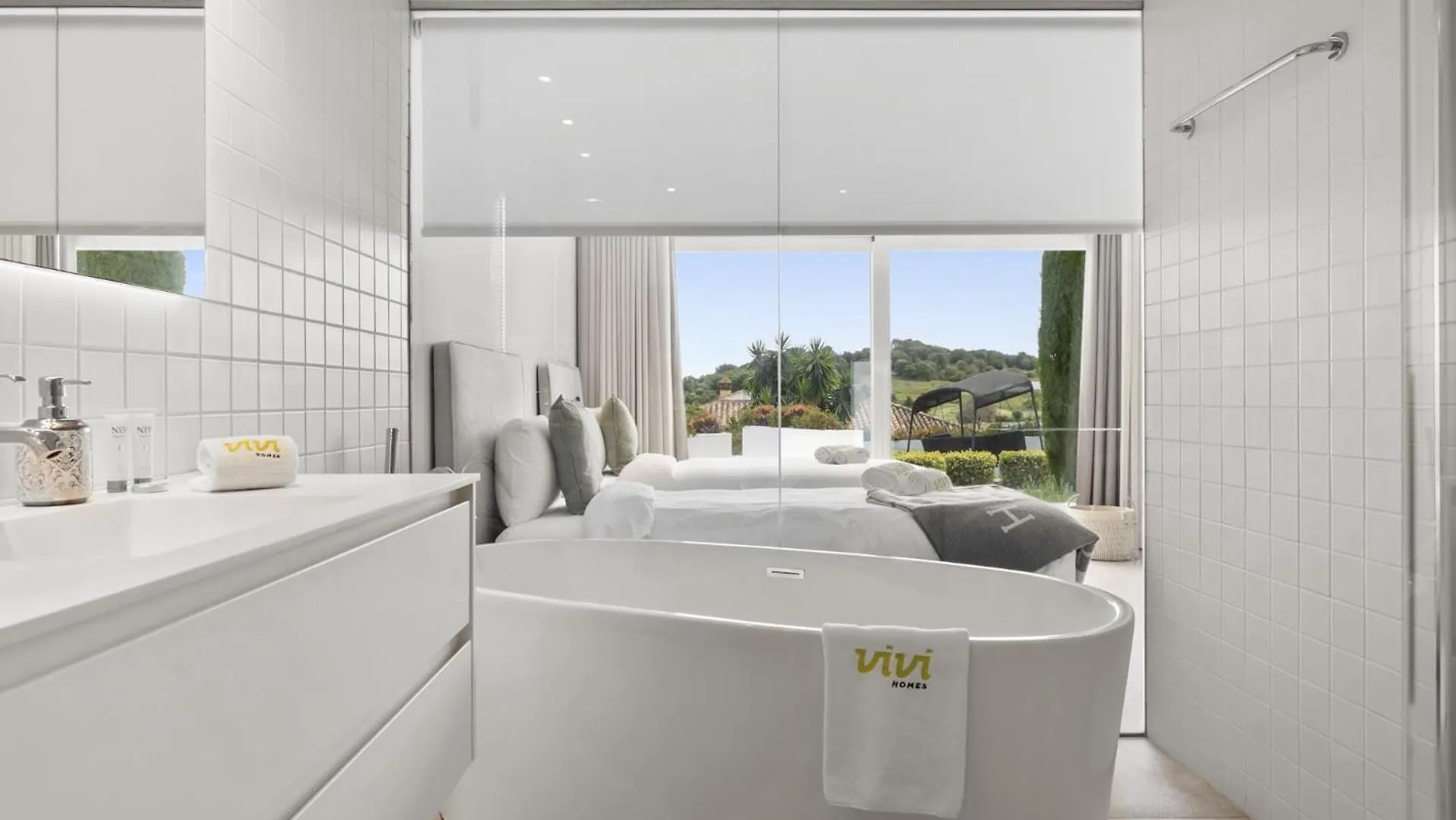 Vivi Homes -Villa Carat Pool, Cinema, Golf & Terrace Estepona Villa